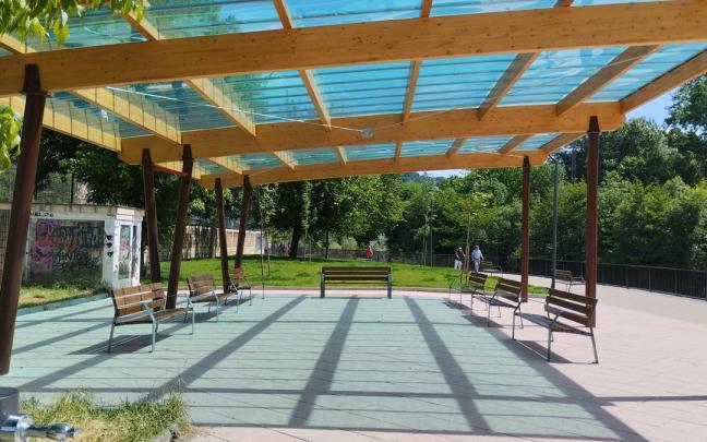 La nueva zona cubierta de Soloarte dispone de bancos para la estancia