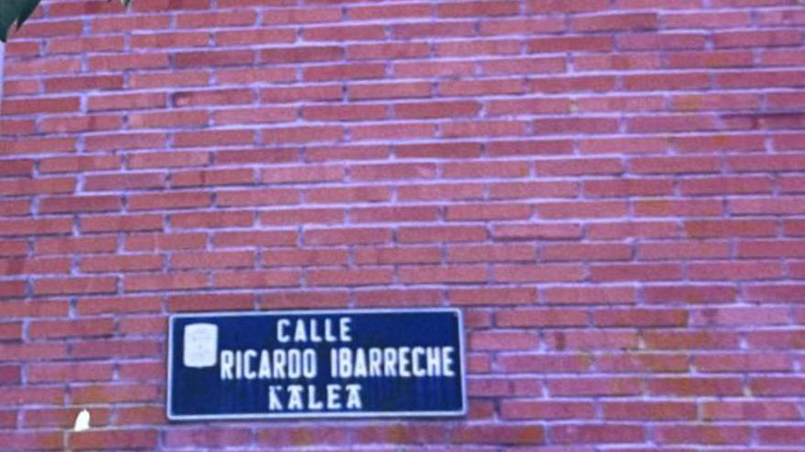 Placa en la calle de Arrigorriaga que lleva el nombre de Ricardo Ibarretxe