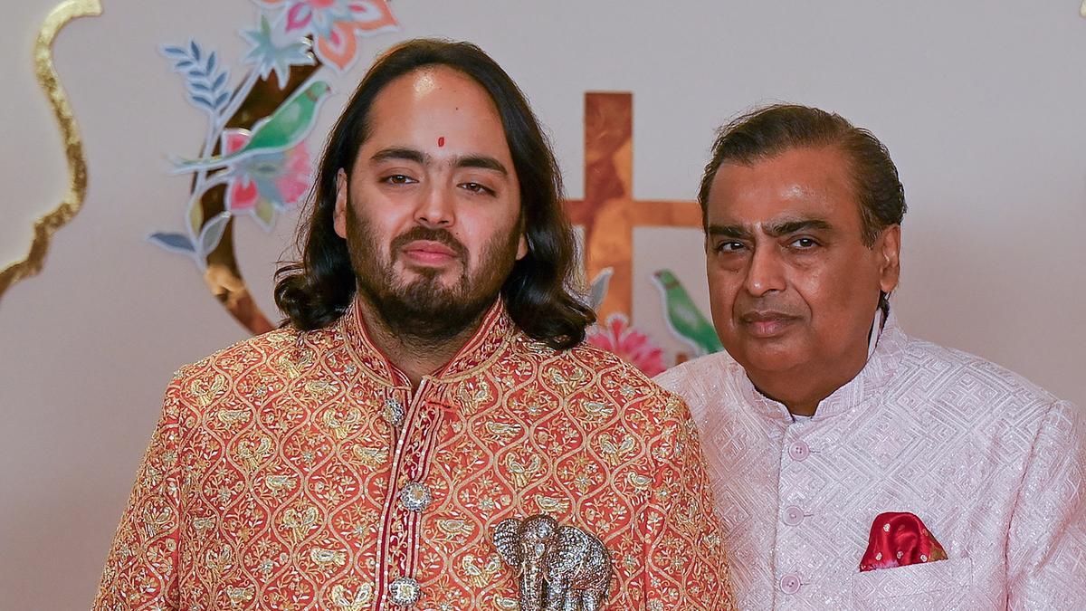 El magnate multimillonario y presidente de Reliance Industries Mukesh Ambani y su hijo Anant Ambani.