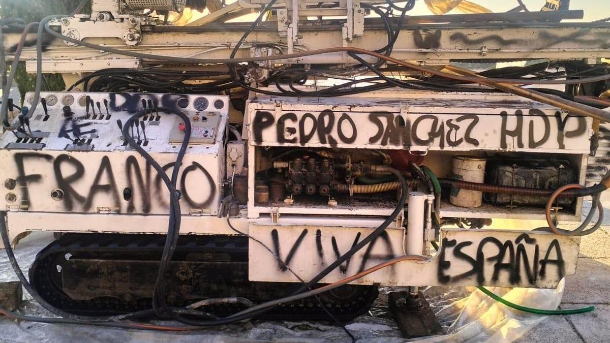 Aparece vandalizada la maquinaria de obra que inicia el proyecto de resignificación del Valle de Cuelgamuros.