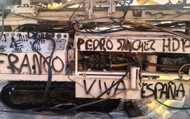 Aparece vandalizada la maquinaria de obra que inicia el proyecto de resignificación del Valle de Cuelgamuros.