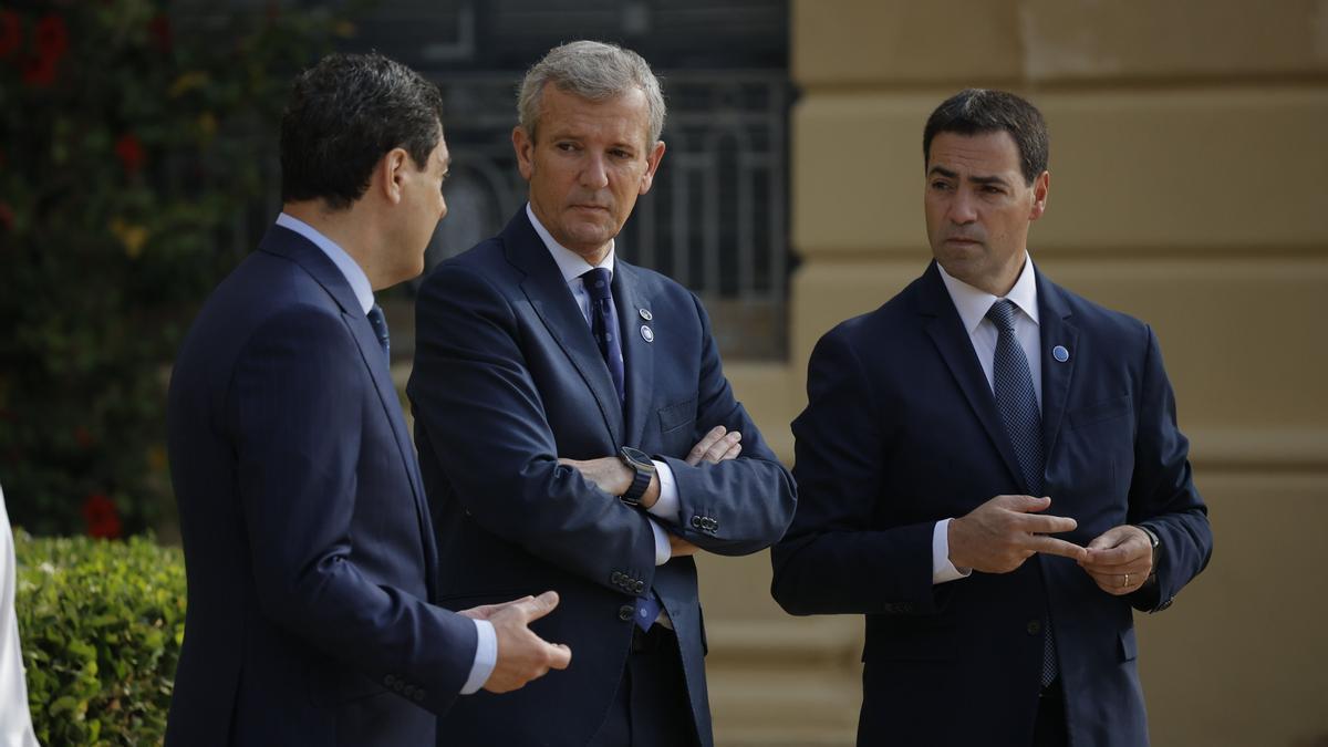 Pradales junto al presidente de Andalucía, Juanma Moreno, y el de la Xunta, Alfonso Rueda, dirigentes del PP que si usaron el servicio de traducción.