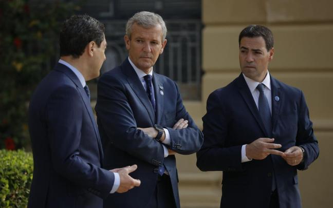 Pradales junto al presidente de Andalucía, Juanma Moreno, y el de la Xunta, Alfonso Rueda, dirigentes del PP que si usaron el servicio de traducción.