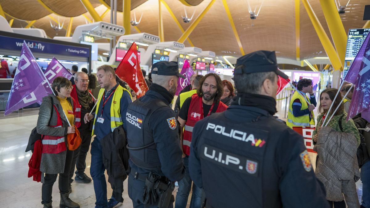 Vista de la concentración convocada por el sindicato USO en el Aeropuerto de Madrid-Barajas.