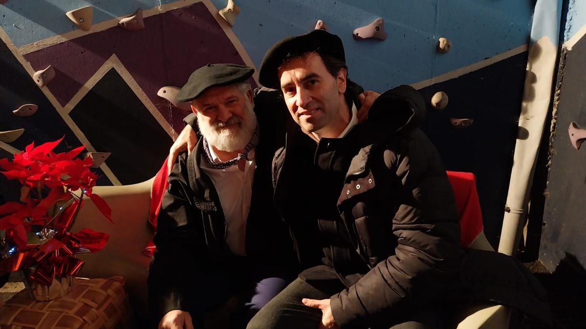 El alcalde de la villa junto a Olentzero