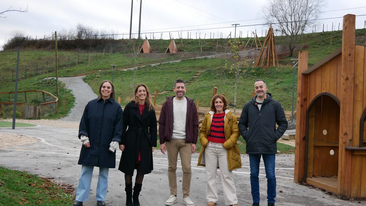 Representantes municipales, técnicos y del centro escolar en el concluido parque.