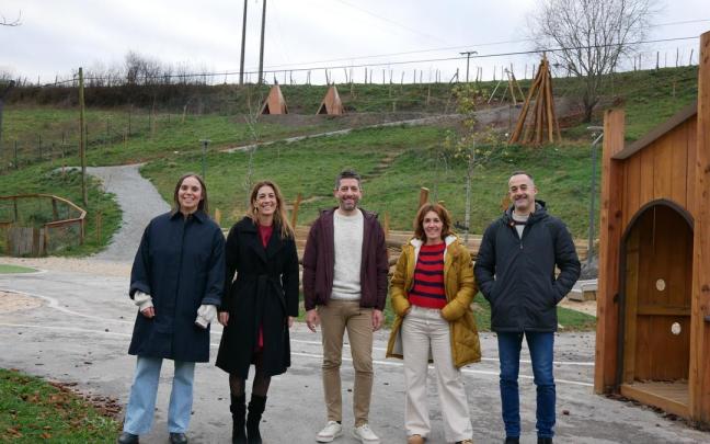 Representantes municipales, técnicos y del centro escolar en el concluido parque.