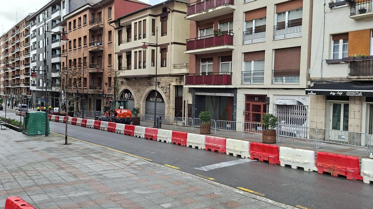 Las obras de la red de abastecimiento de agua obligan al traslado de una parada de autobús