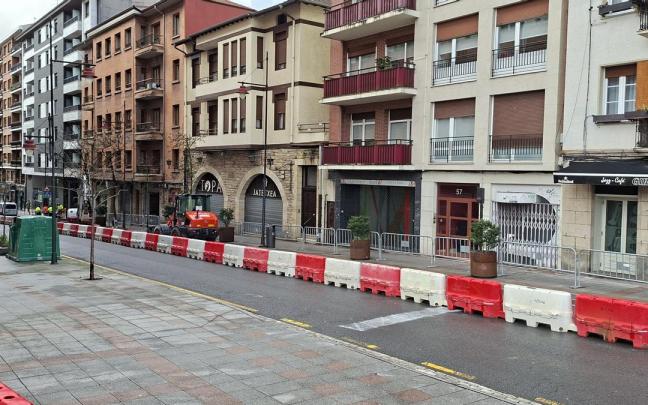 Las obras de la red de abastecimiento de agua obligan al traslado de una parada de autobús