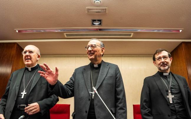 El cardenal Carlos Osoro (i); el presidente de la CEE, cardenal Juan José Omella (c); y el cardenal José Cobo.