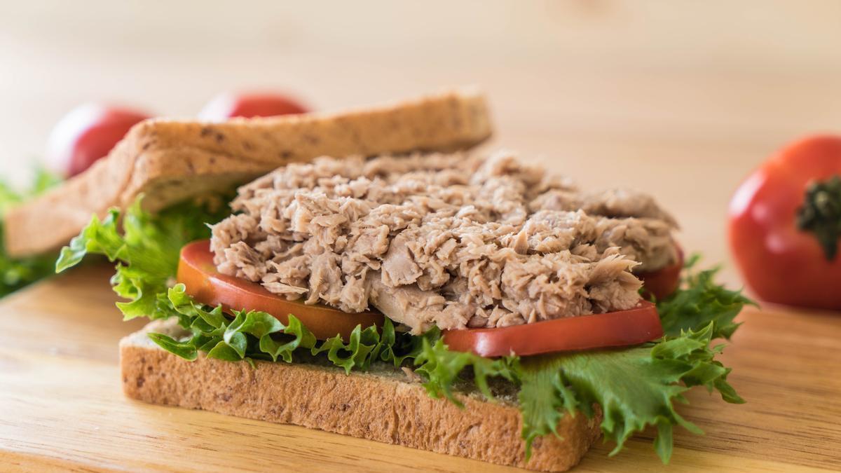 Sándwich vegetal de atún con lechuga y tomate.