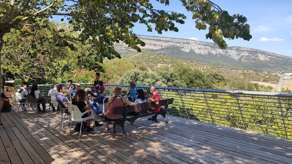 Vecinos en el refugio climático de la plaza en una jornada de intenso calor.