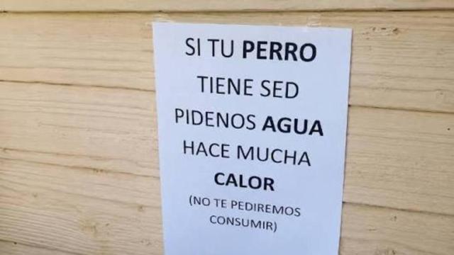 El cartel de un establecimiento hostelero ofrece agua a los perros