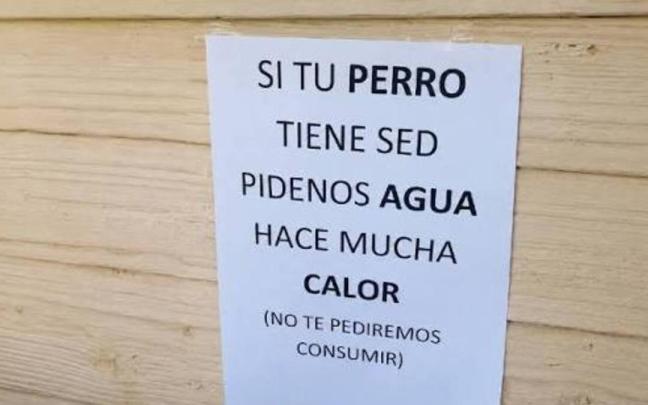 El cartel de un establecimiento hostelero ofrece agua a los perros