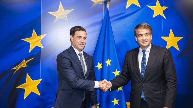 El lehendakari, Imanol Pradales, con Raffaele Fitto, vicepresidente ejecutivo de la Comisión Europea de Cohesión y Reformas.