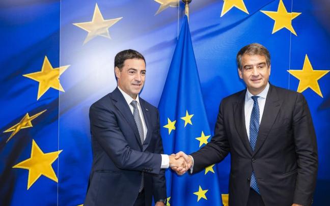 El lehendakari, Imanol Pradales, con Raffaele Fitto, vicepresidente ejecutivo de la Comisión Europea de Cohesión y Reformas.