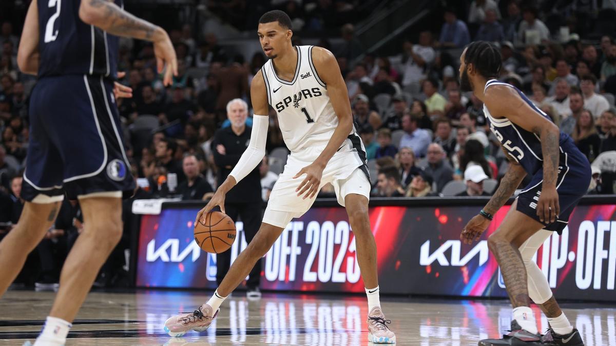 El francés Wembanyama maneja el balón durante un partido.