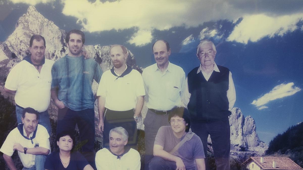 Siete fundadores de la entidad junto a autores de libros de setas.