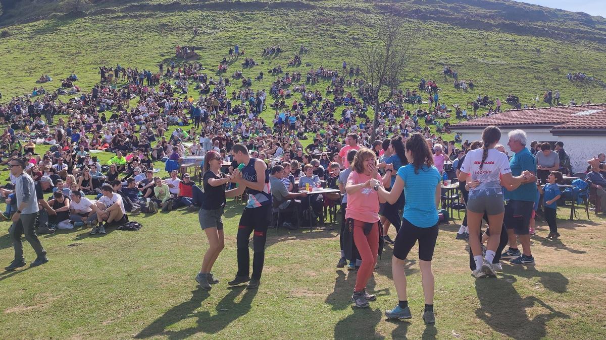 Miles de personas se darán cita en las faldas del monte Ernio los próximos cinco fines de semana atraídos por las romerías que tendrán lugar en Zelatun.