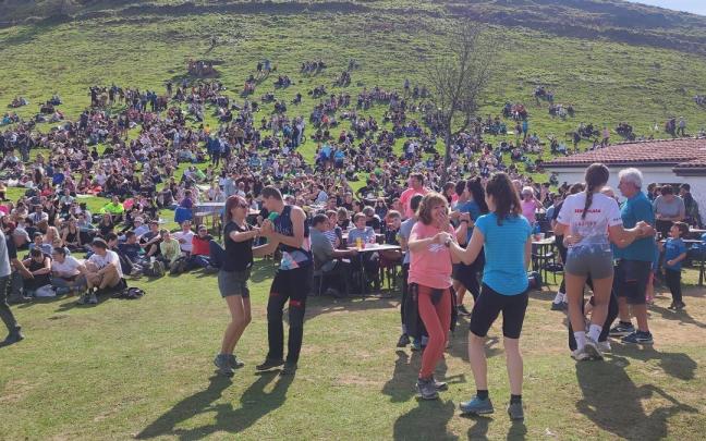 Miles de personas se darán cita en las faldas del monte Ernio los próximos cinco fines de semana atraídos por las romerías que tendrán lugar en Zelatun.