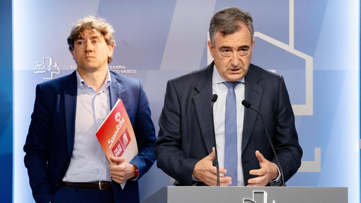 El presidente del EBB del PNV, Aitor Esteban, y el secretario general del PSE-EE, Eneko Andueza