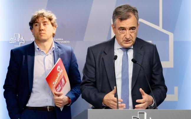 El presidente del EBB del PNV, Aitor Esteban, y el secretario general del PSE-EE, Eneko Andueza