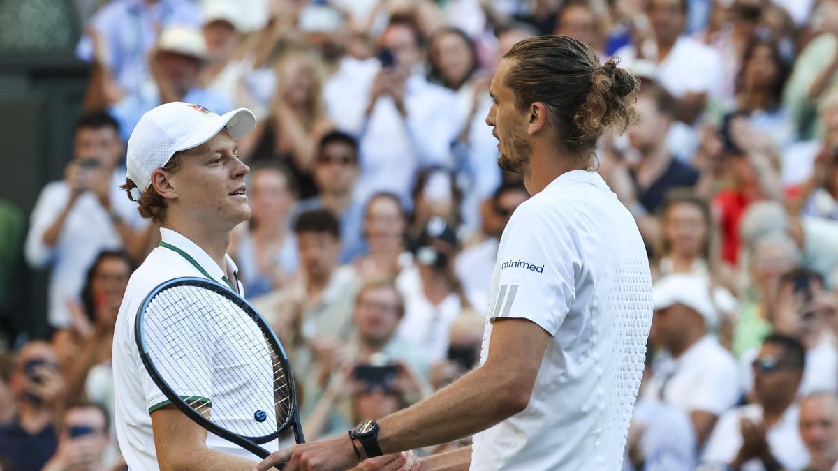Sinner saluda a Zverev tras imponerse en la final de Wimbledon, el último partido disputado por el italiano.