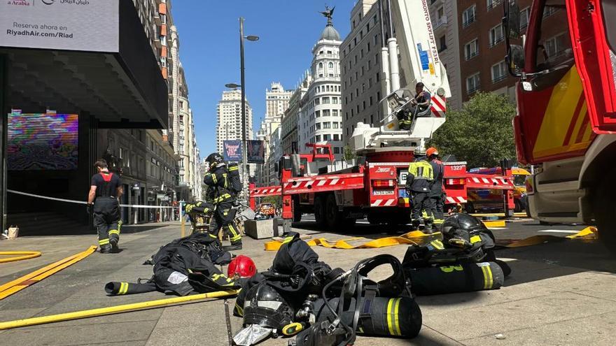El humo se ha extendido por el conducto de ventilación hasta la azotea del edificio.