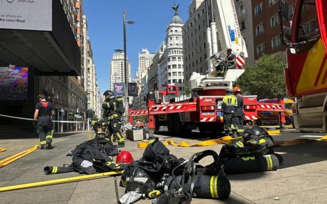 El humo se ha extendido por el conducto de ventilación hasta la azotea del edificio.
