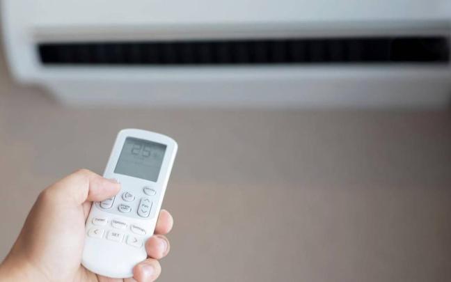 Una persona ajusta la temperatura de su hogar