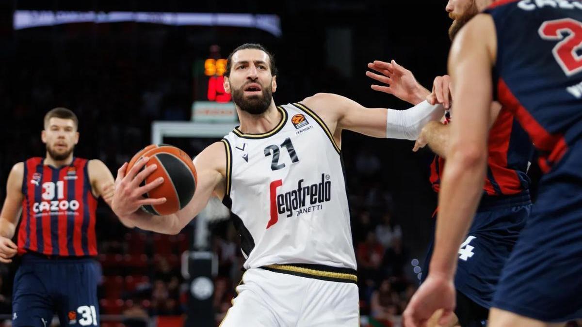 Shengelia, durante la visita de la Virtus al Buesa Arena esta temporada