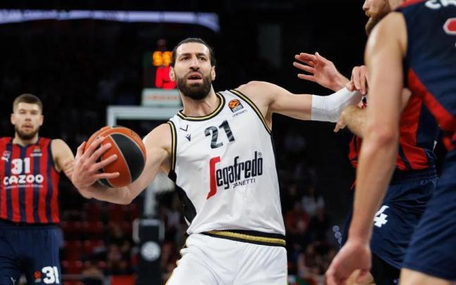 Shengelia, durante la visita de la Virtus al Buesa Arena esta temporada