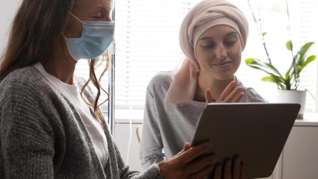 Una paciente de cáncer en un hospital.