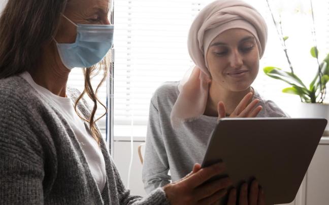 Una paciente de cáncer en un hospital.