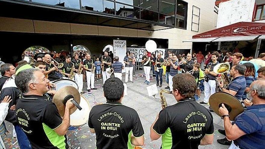 Charanga de Lasarte-Oria Oaintxe In Deu, amenizando las fiestas de San Pedro.