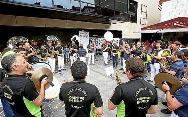 Charanga de Lasarte-Oria Oaintxe In Deu, amenizando las fiestas de San Pedro. / Javier Colmenero Charanga de Lasarte-Oria Oaintxe In Deu, amenizando las fiestas de San Pedro.