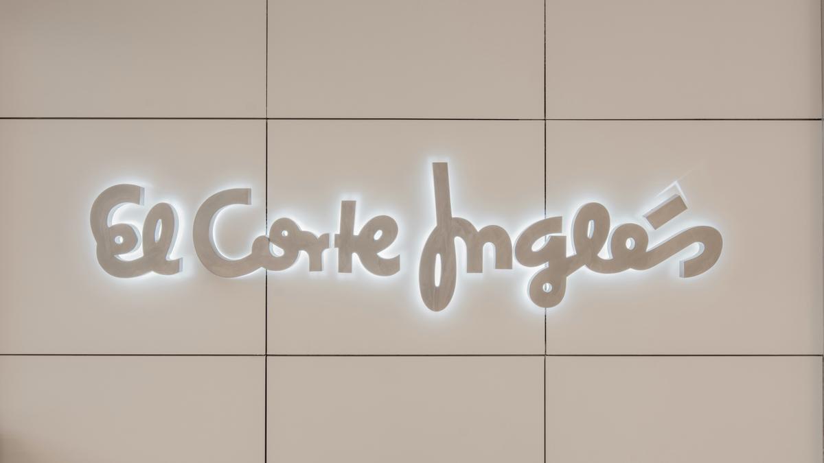 Logotipo de El Corte Inglés iluminado en una fachada.