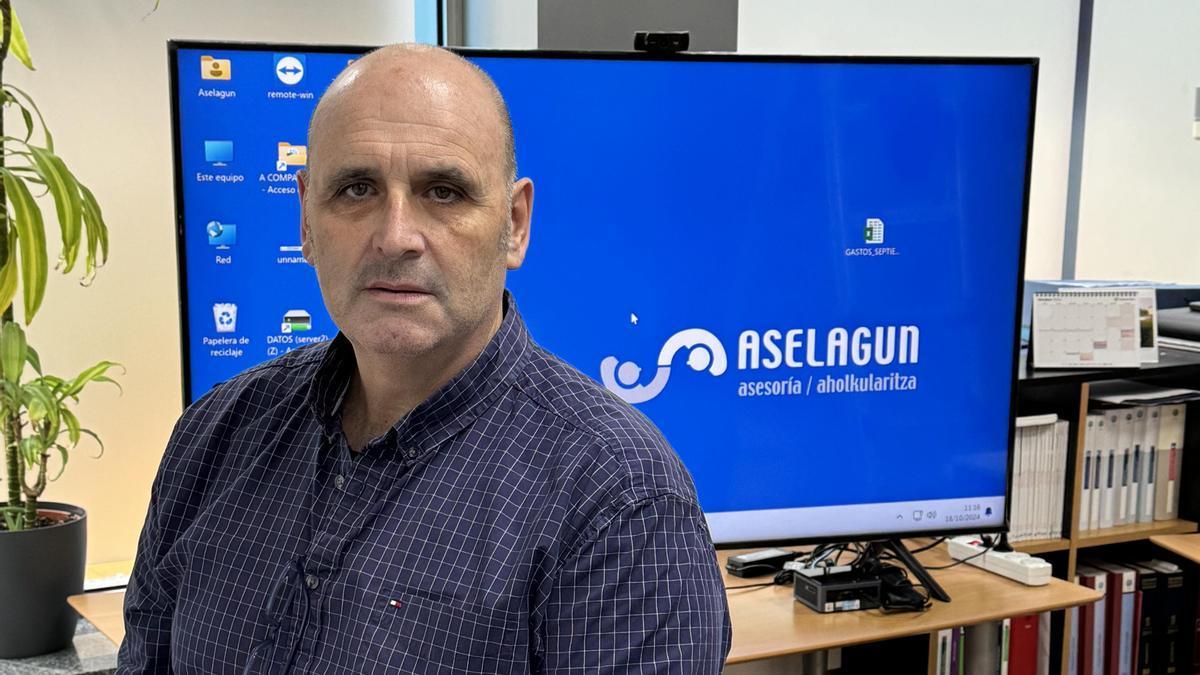 Josu Tolosa, en su despacho de la asesoría Aselagun en Irun