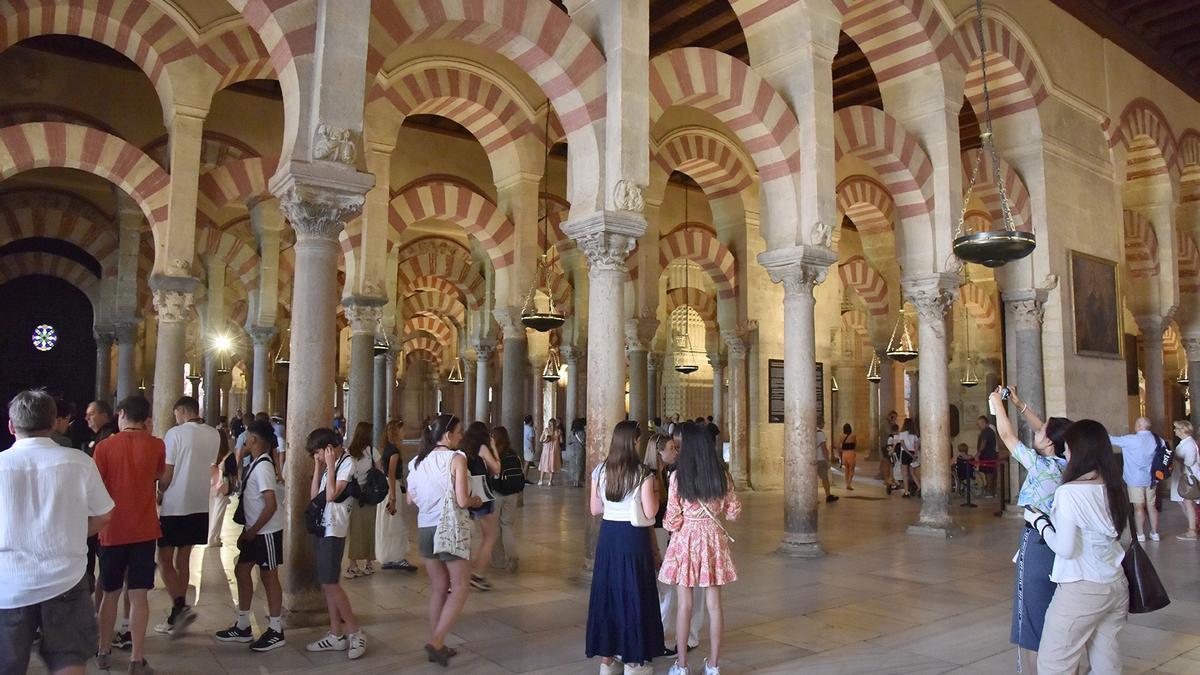 Turistas en el interior de la Mezquita-Catedral de Córdoba.