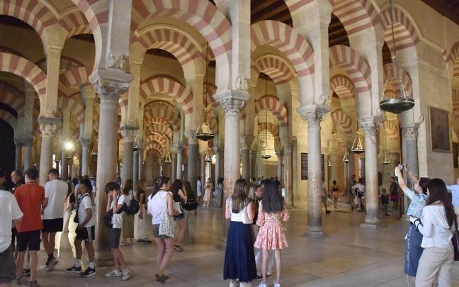 Turistas en el interior de la Mezquita-Catedral de Córdoba.