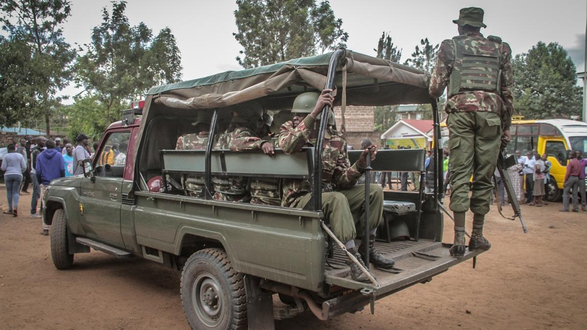 Agentes de la Policía de Kenia a bordo de uno de sus vehículos en una foto de archivo.