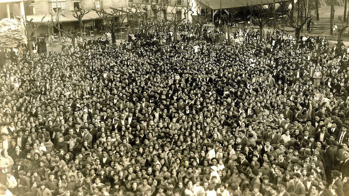 Vista de la la plaza Untzaga de Eibar la mañana del 14 de abril de 1931 cuando la villa armera proclamó la llegada de la II República