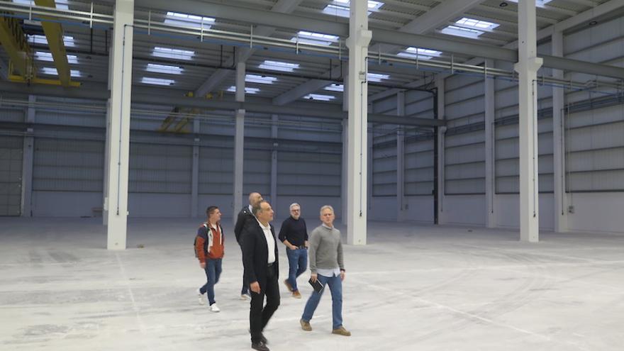 El alcalde Jon Luqui y los concejales Igor Zubillaga, Jon Albisua y Alex González, con José Luis Romero, en la visita al nuevo pabellón.