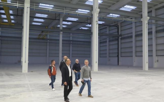 El alcalde Jon Luqui y los concejales Igor Zubillaga, Jon Albisua y Alex González, con José Luis Romero, en la visita al nuevo pabellón.