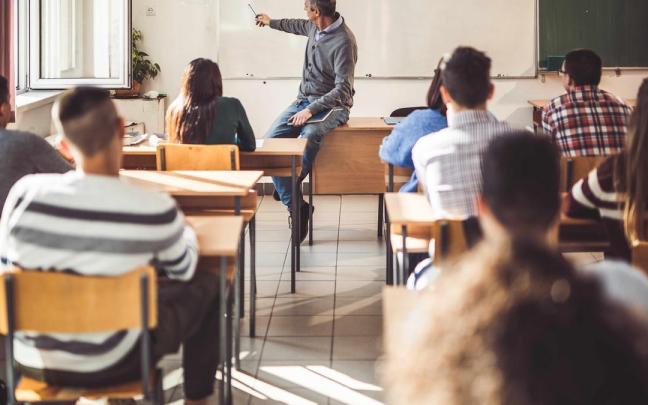 Un profesor da clase en un instituto de Secundaria.
