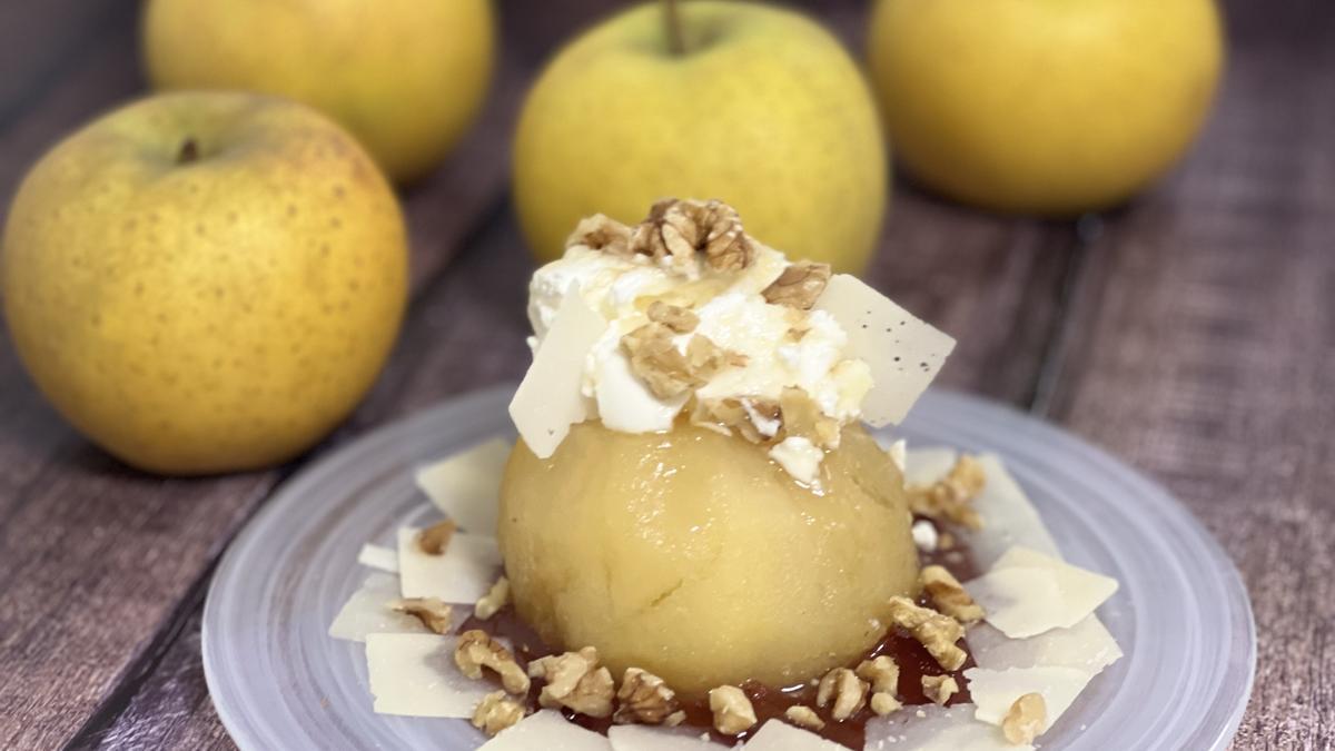 Manzana rellena de helado de queso.