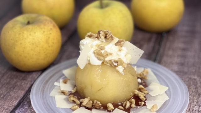 Manzana rellena de helado de queso. / María Malo Manzana rellena de helado de queso.