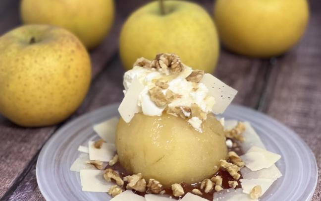 Manzana rellena de helado de queso. / María Malo Manzana rellena de helado de queso.