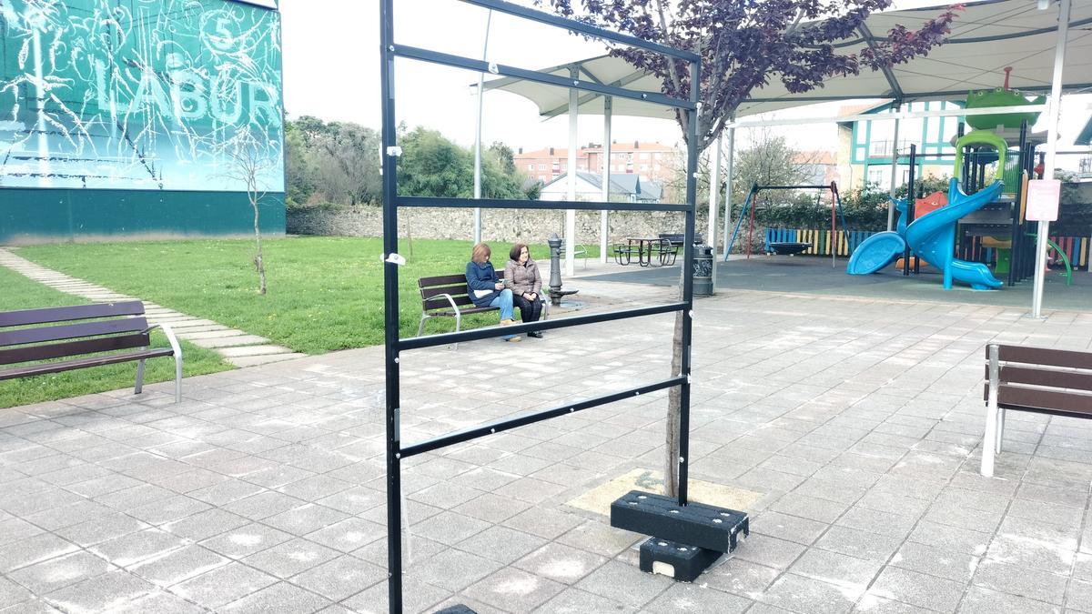 Los paneles municipales con información sobre la variante aparecieron destrozados el sábado por la mañana