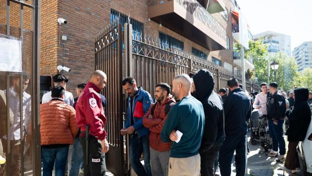 Varias personas hacen cola para entrar en la Embajada y Consulado de Marruecos.